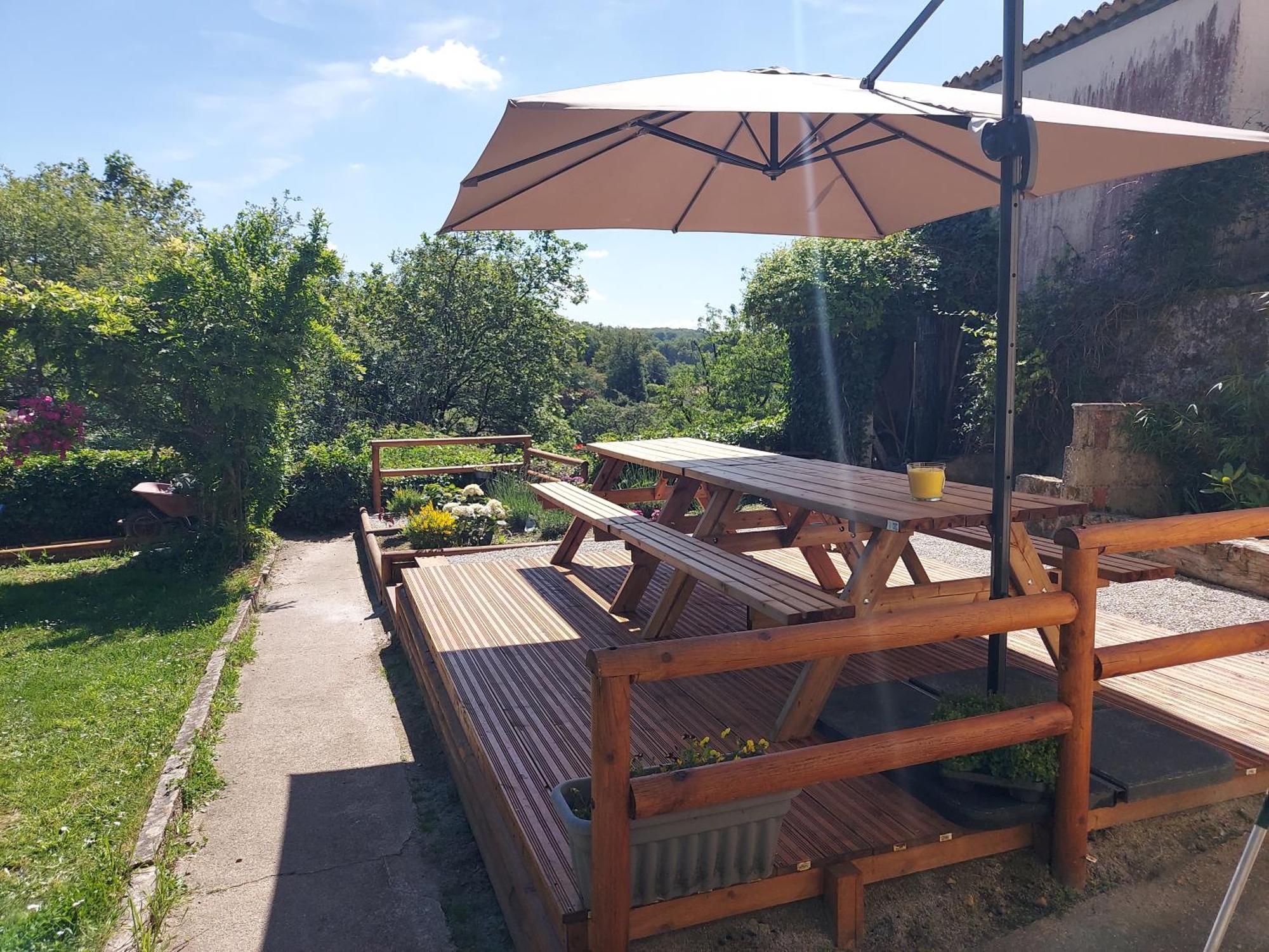Charming Two Bedroom Gite With Beautiful Gardens Confolens Exterior foto