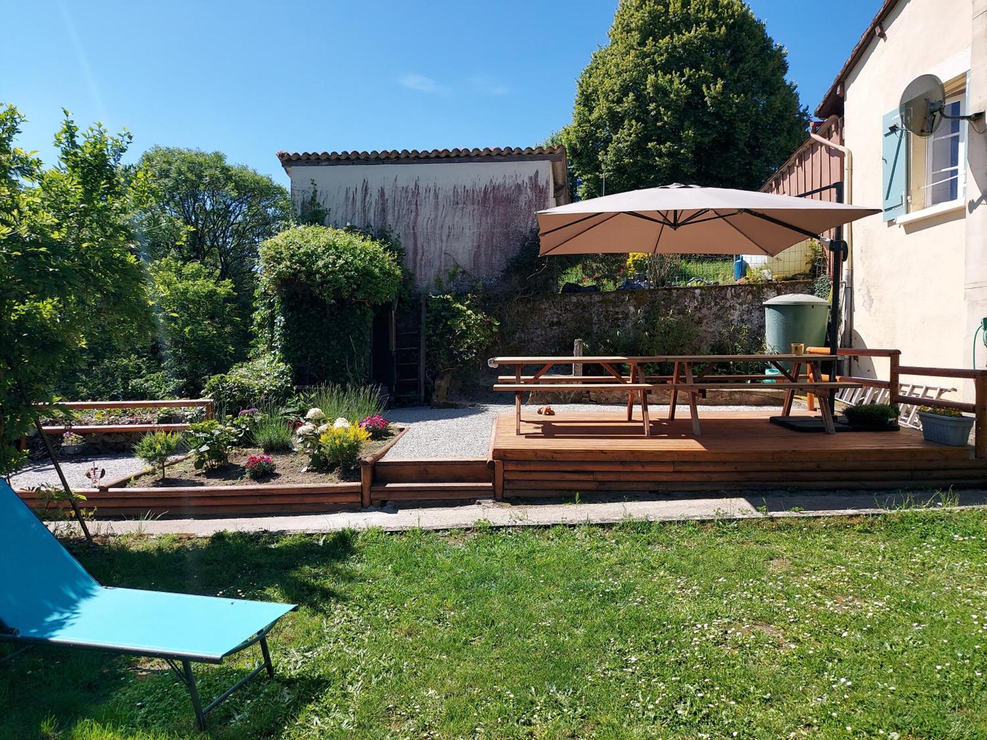 Charming Two Bedroom Gite With Beautiful Gardens Confolens Exterior foto