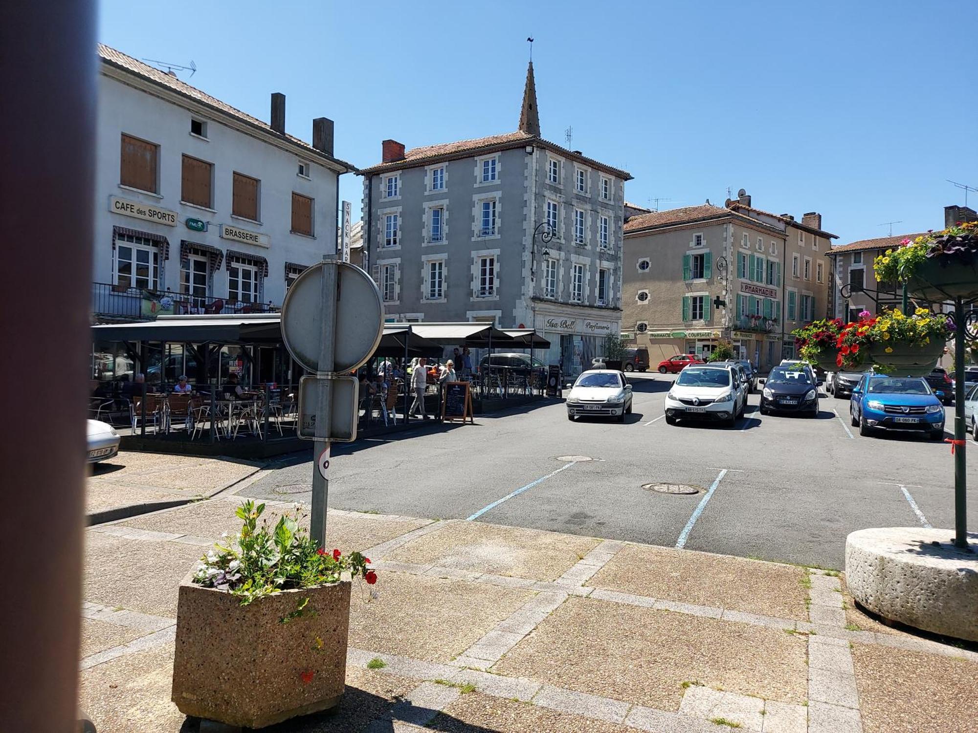Charming Two Bedroom Gite With Beautiful Gardens Confolens Exterior foto
