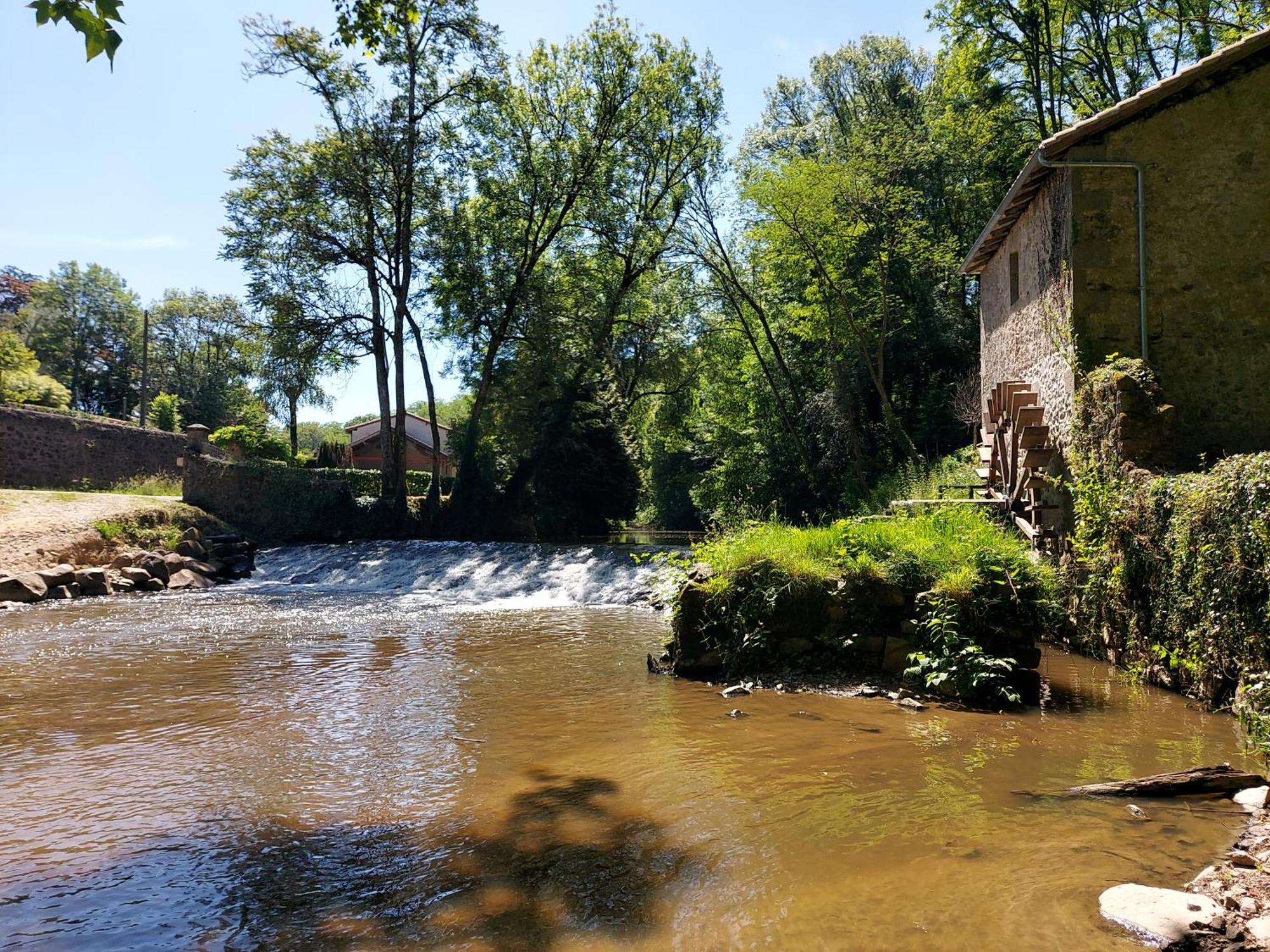 Charming Two Bedroom Gite With Beautiful Gardens Confolens Exterior foto