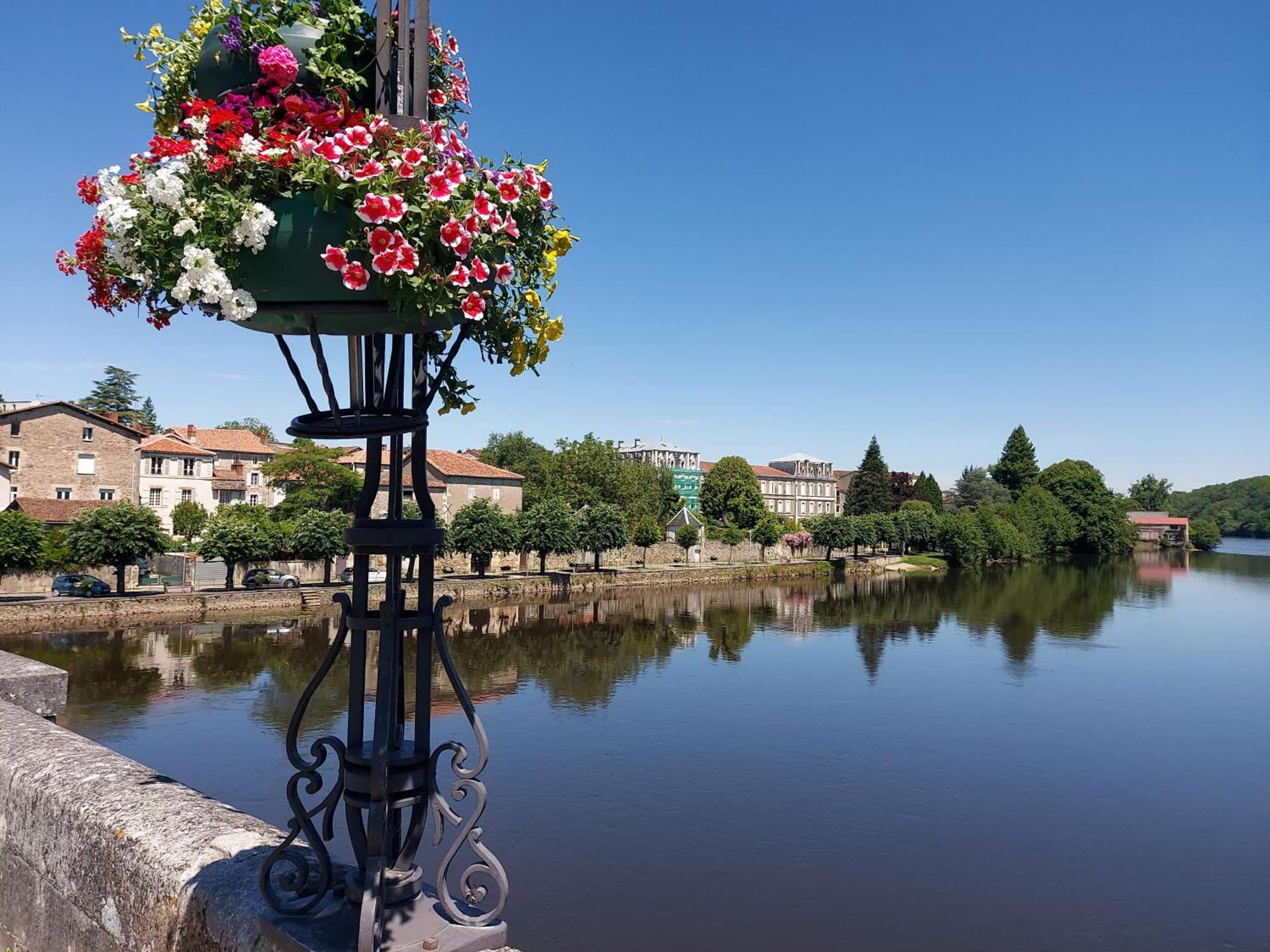 Charming Two Bedroom Gite With Beautiful Gardens Confolens Exterior foto