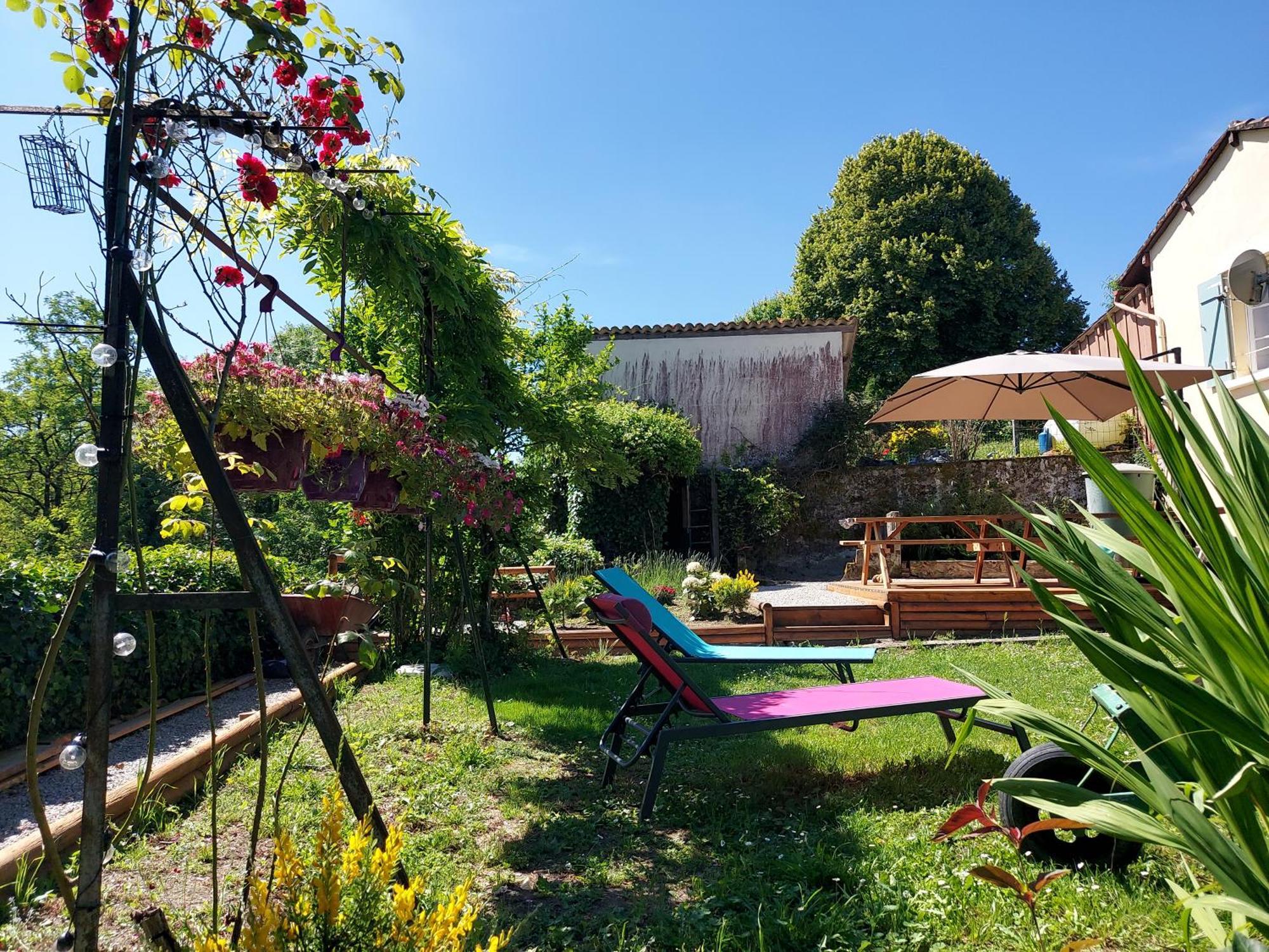 Charming Two Bedroom Gite With Beautiful Gardens Confolens Exterior foto