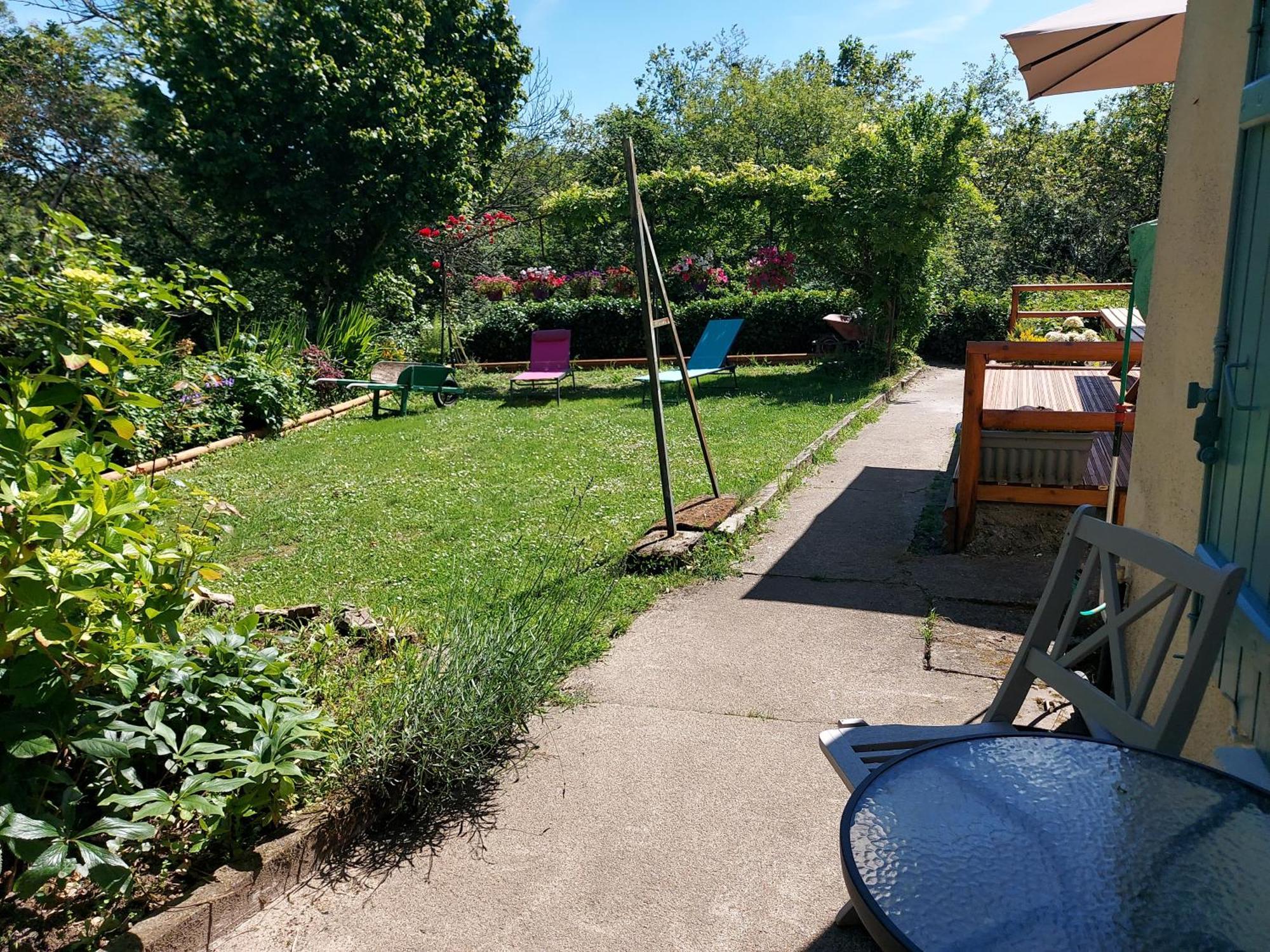Charming Two Bedroom Gite With Beautiful Gardens Confolens Exterior foto