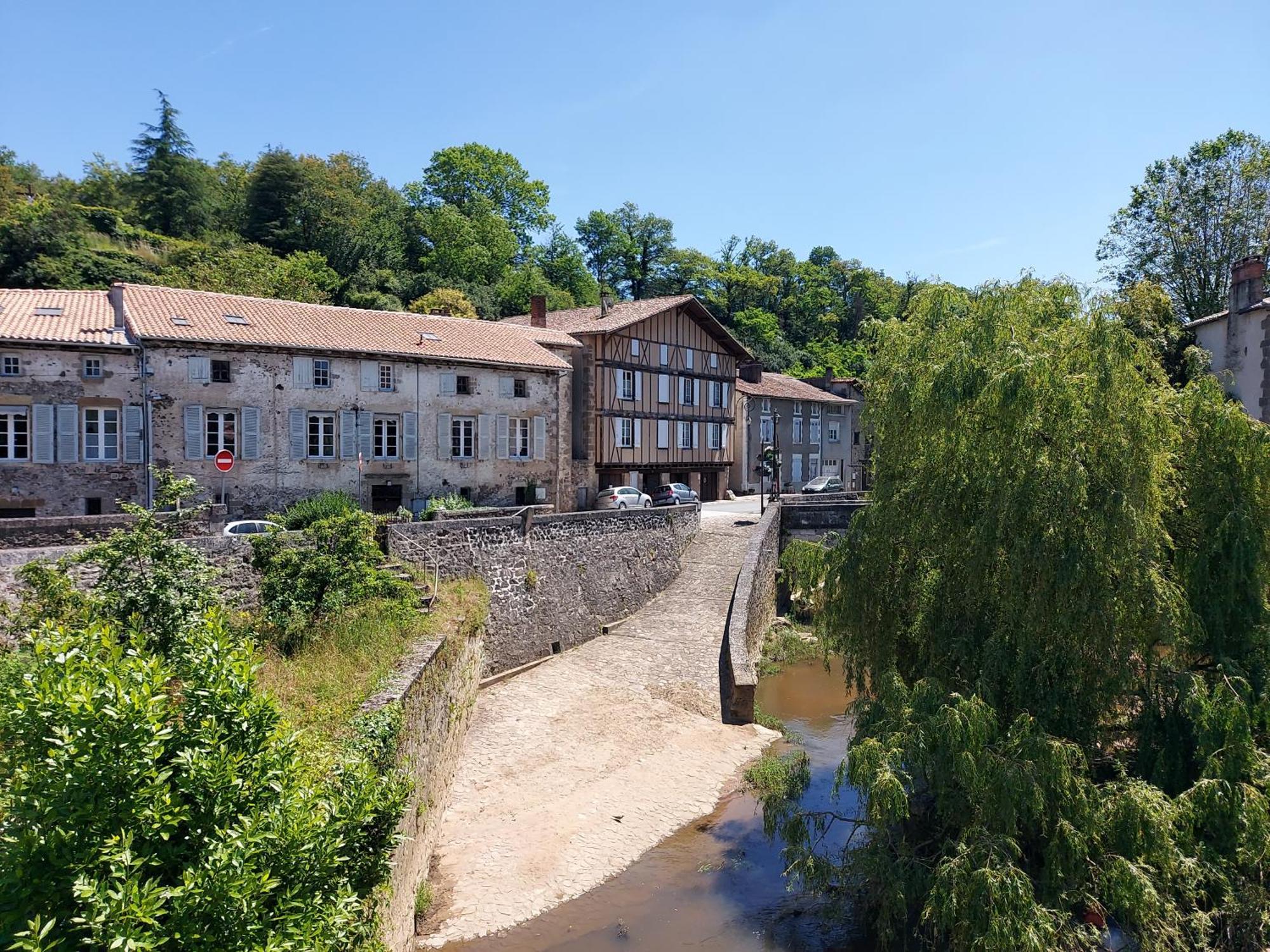 Charming Two Bedroom Gite With Beautiful Gardens Confolens Exterior foto