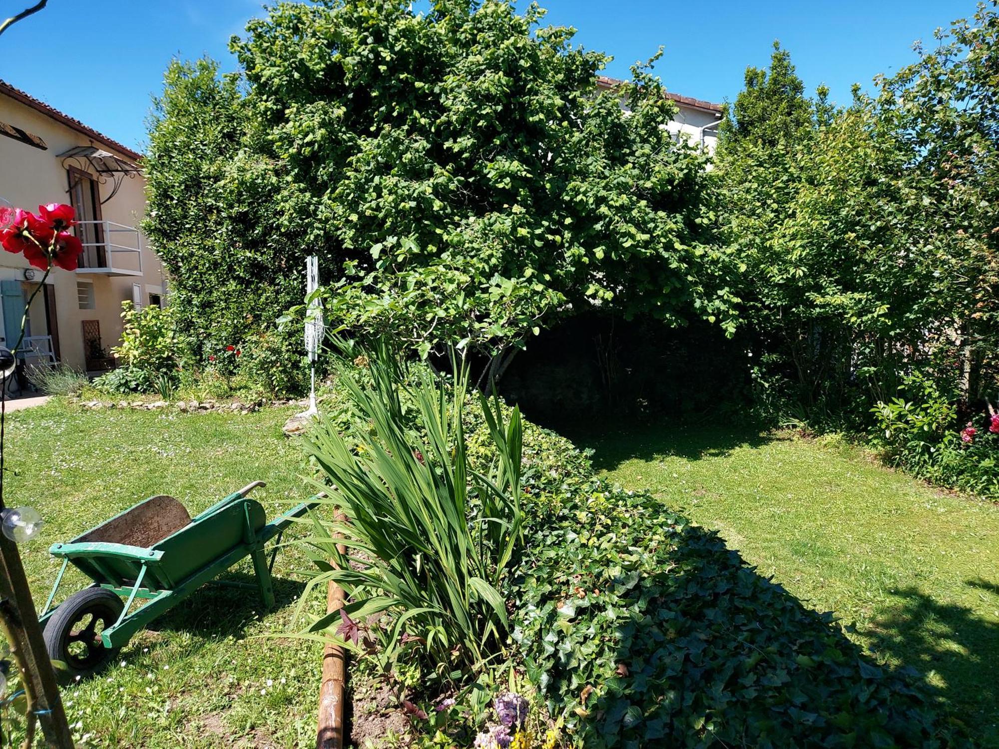 Charming Two Bedroom Gite With Beautiful Gardens Confolens Exterior foto
