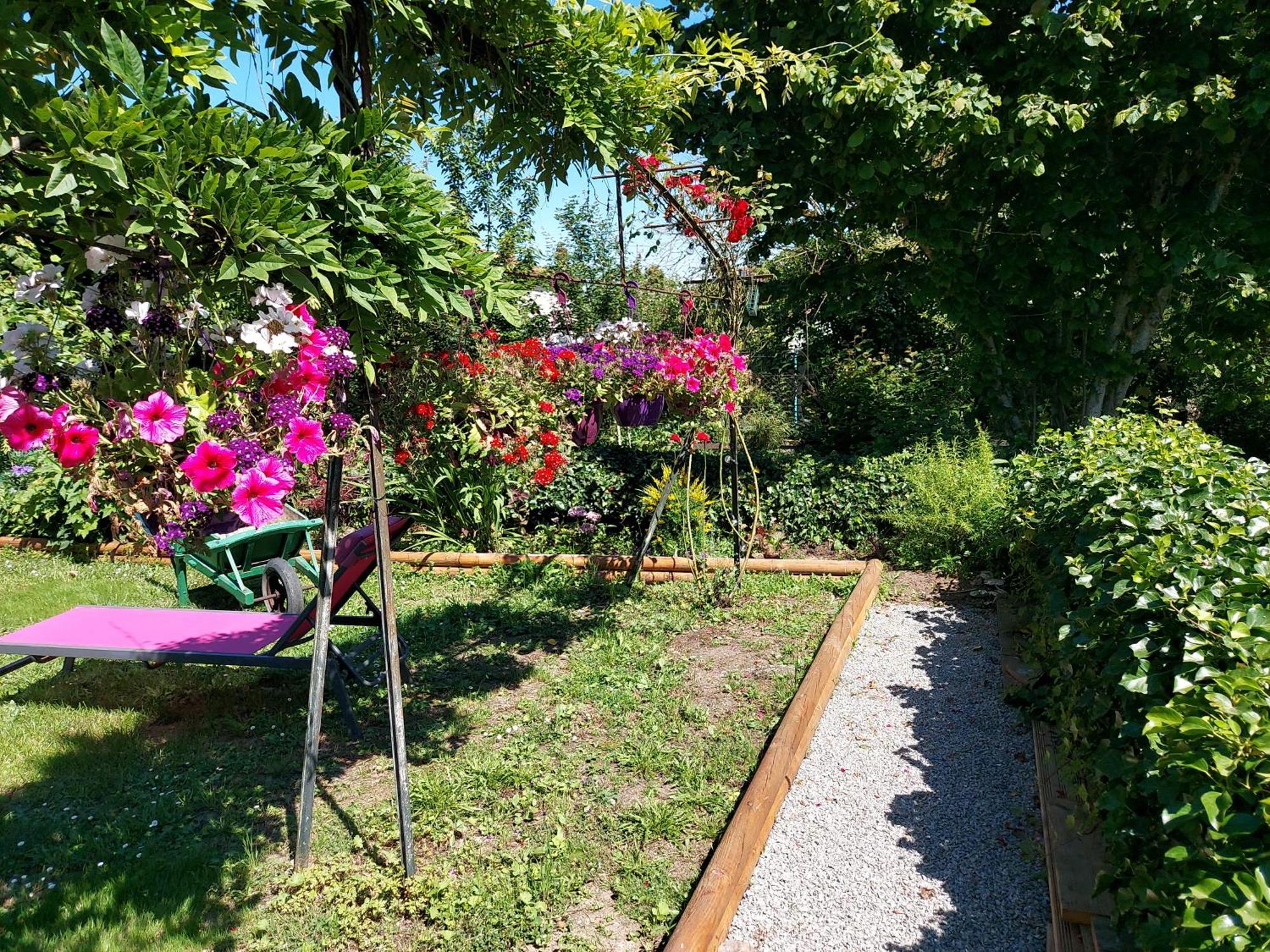 Charming Two Bedroom Gite With Beautiful Gardens Confolens Exterior foto