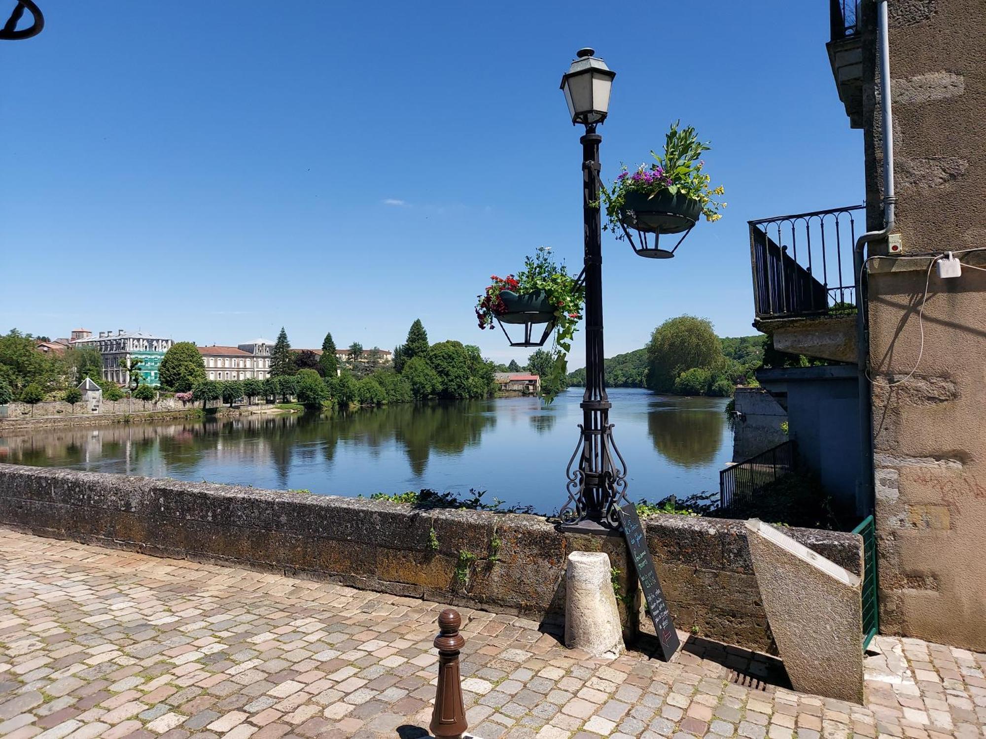 Charming Two Bedroom Gite With Beautiful Gardens Confolens Exterior foto
