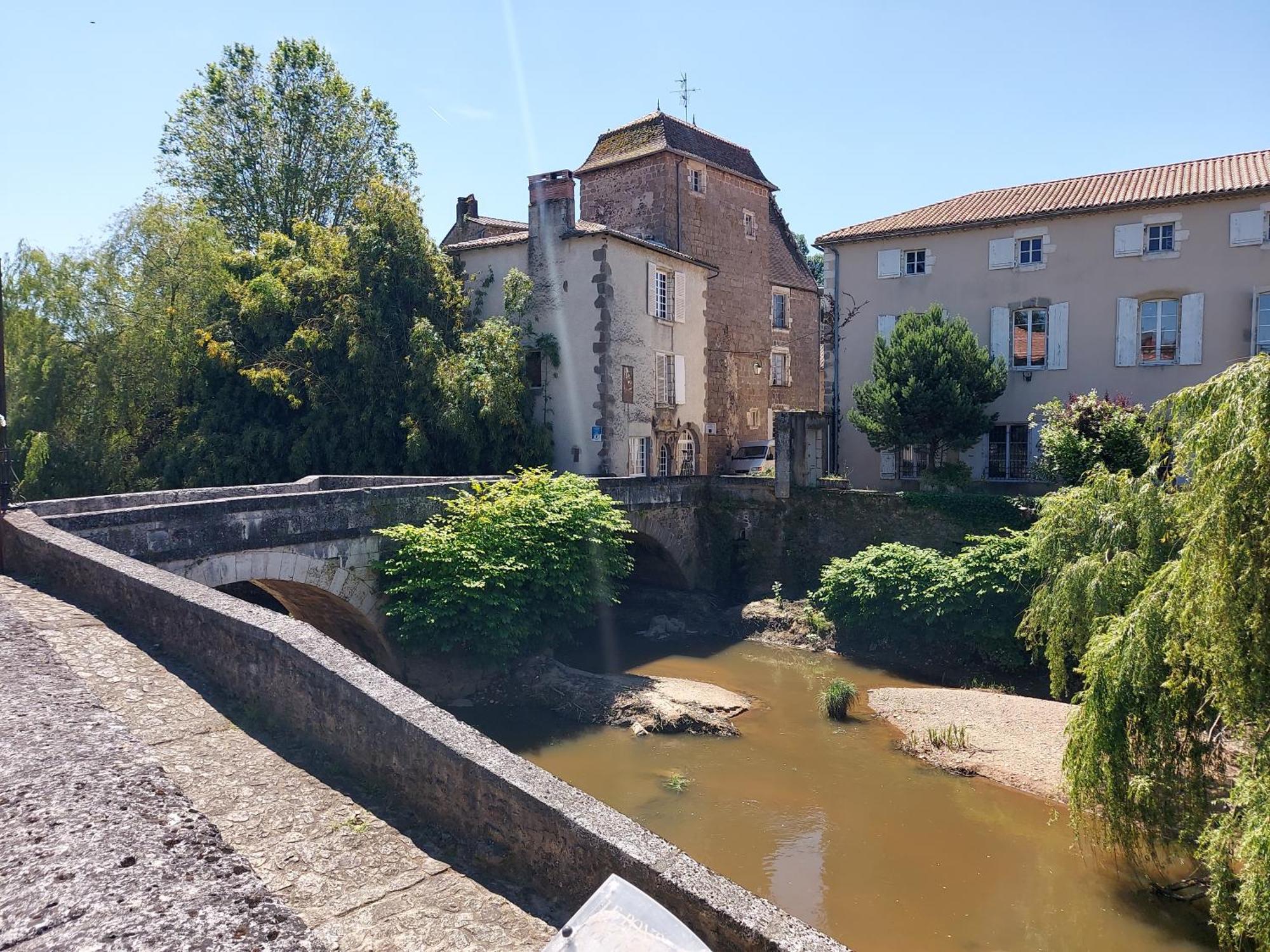 Charming Two Bedroom Gite With Beautiful Gardens Confolens Exterior foto