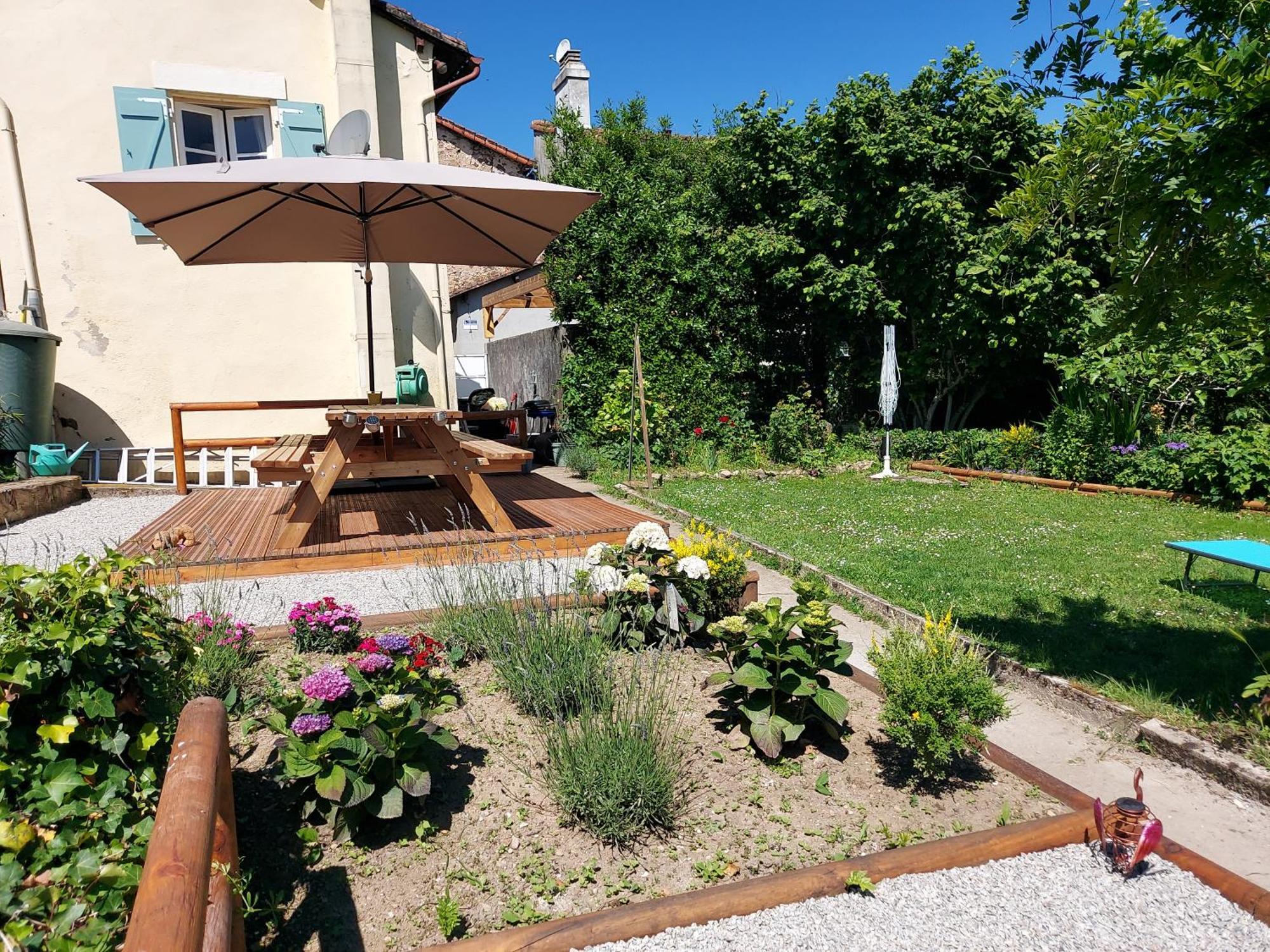 Charming Two Bedroom Gite With Beautiful Gardens Confolens Exterior foto