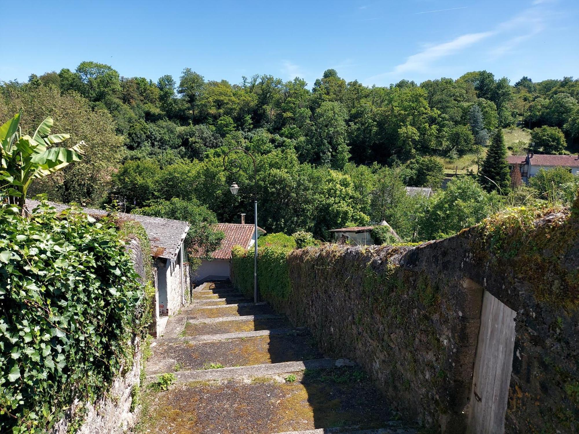 Charming Two Bedroom Gite With Beautiful Gardens Confolens Exterior foto