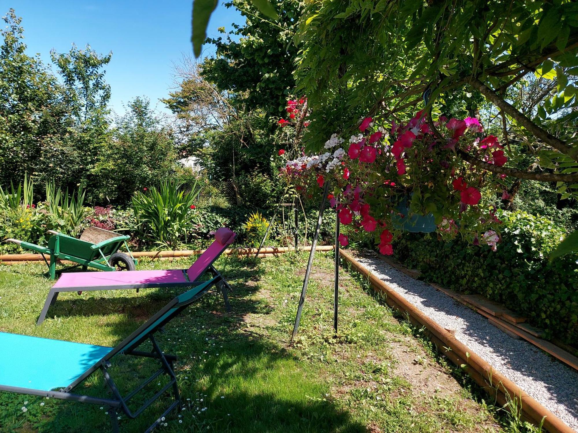 Charming Two Bedroom Gite With Beautiful Gardens Confolens Exterior foto